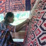 FOTO 6 Juli_Seorang pengrajin tenun dari Mamuju, Sulawesi Barat. (dok. kemenpar)