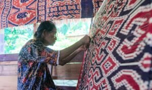 FOTO 6 Juli_Seorang pengrajin tenun dari Mamuju, Sulawesi Barat. (dok. kemenpar)