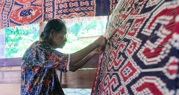 FOTO 6 Juli_Seorang pengrajin tenun dari Mamuju, Sulawesi Barat. (dok. kemenpar)