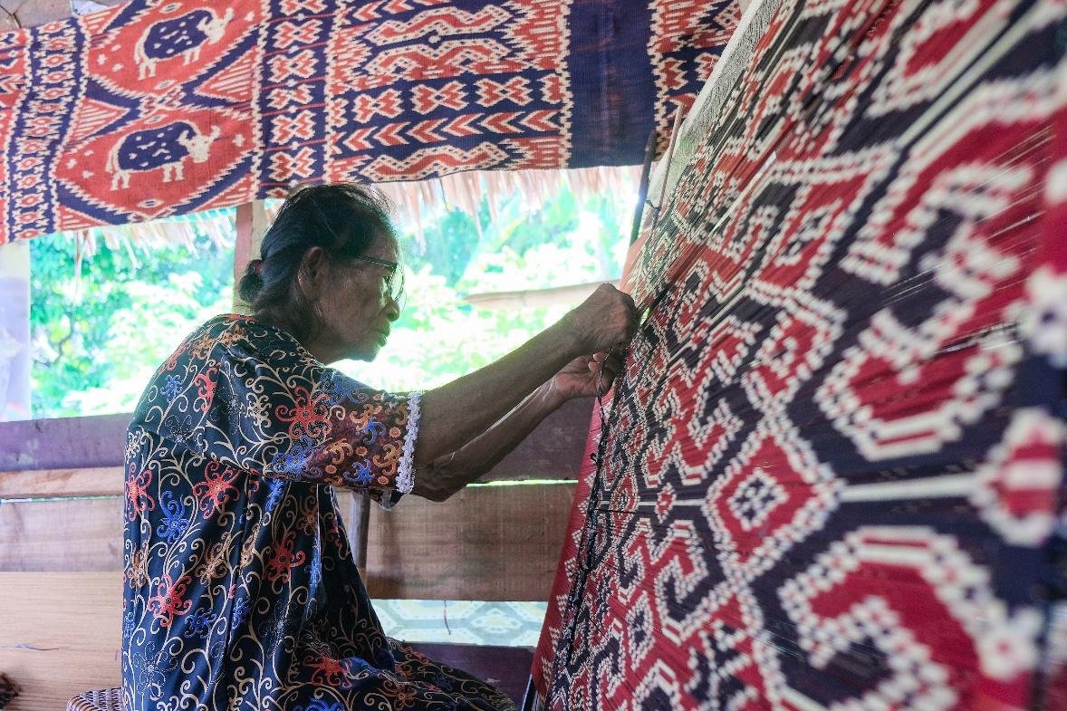 FOTO 6 Juli_Seorang pengrajin tenun dari Mamuju, Sulawesi Barat. (dok. kemenpar)