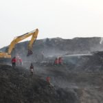 FOTO 7 Juli_Personil Manggala Agni melakukan pemadaman darat kebakaran TPA Jatiwaringin, Tangerang