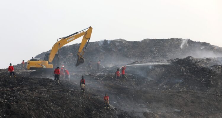 FOTO 7 Juli_Personil Manggala Agni melakukan pemadaman darat kebakaran TPA Jatiwaringin, Tangerang