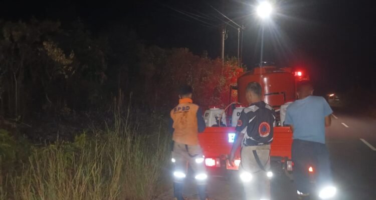 FOTO 7 Juli_Petugas gabungan bahu membahu memadamkan api di Desa Mempaya, Kecamatan Damar, Kabupaten Belitung Timur, Provinsi Kepulauan Bangka Belitung
