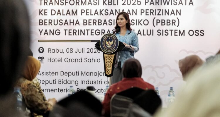 FOTO 8 Juli_Wamenpar Ni Luh Puspa dalam Sosialisasi Transformasi KBLI Pariwisata 2025 ke dalam Pelaksanaan
