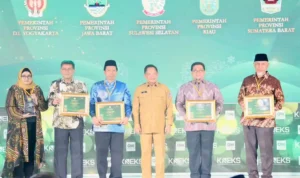 FOTO 9 Juli_Menteri Dalam Negeri (Mendagri) Muhammad Tito Karnavian menghadiri sekaligus menyerahkan Anugerah Adinata Syariah 2026