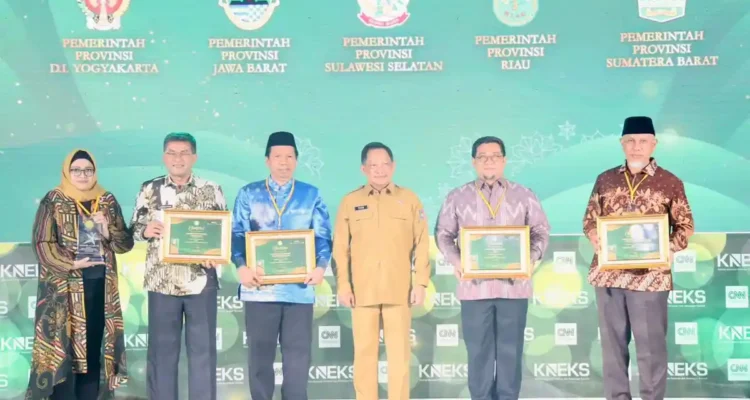 FOTO 9 Juli_Menteri Dalam Negeri (Mendagri) Muhammad Tito Karnavian menghadiri sekaligus menyerahkan Anugerah Adinata Syariah 2026