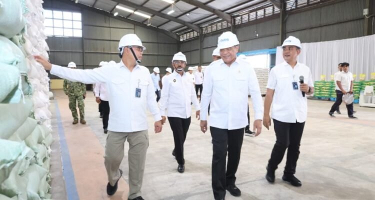 FOTO 9 Juli_kunjungan kerja Menko Bidang Politik dan Keamanan (Menko Polkam) Djamari Chaniago beserta jajaran di Kompleks Pergudangan Bulog Pulo Brayan Darat I, Medan, Sumut