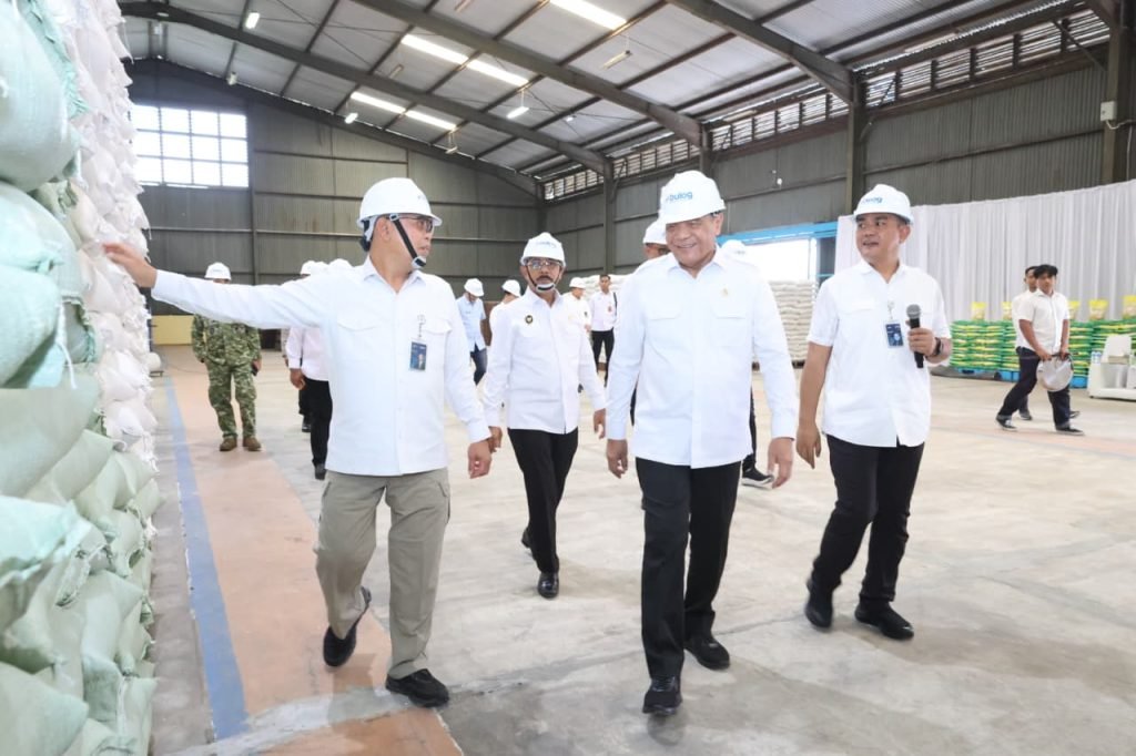 FOTO 9 Juli_kunjungan kerja Menko Bidang Politik dan Keamanan (Menko Polkam) Djamari Chaniago beserta jajaran di Kompleks Pergudangan Bulog Pulo Brayan Darat I, Medan, Sumut