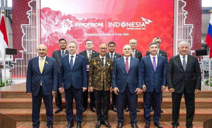 Menteri Perindustrian Agus Gumiwang Kartasasmita (jas batik) saat kegiatan International Industrial Exhibition (INNOPROM) 2026