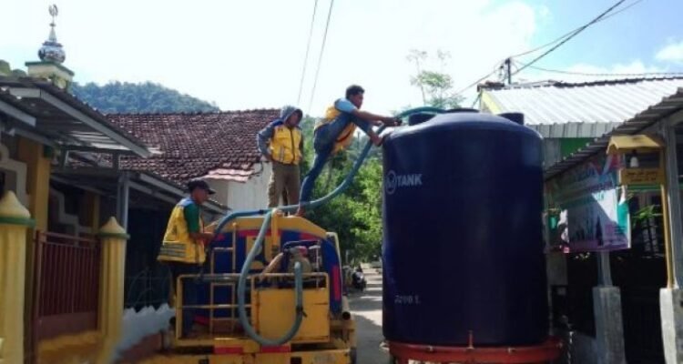 FOTO 1 Agustus_Penyaluran air bersih ker rumah penduduk oleh Kementerian Pekerjaan Umum. dok. pu.go.id INI