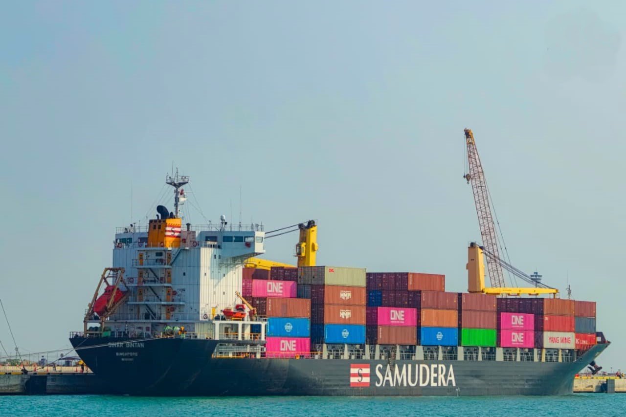 FOTO 11 Agustus_Kapal MV Sinar Bintan yang melayani layanan ONE-Samudera melakukan kunjungan perdana 1