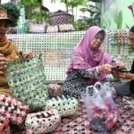 Warga Paseban Kreatif Olah Sampah Plastik Sachet Jadi Kerajinan Tangan Bernilai