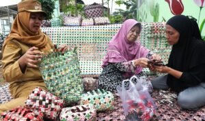 Warga Paseban Kreatif Olah Sampah Plastik Sachet Jadi Kerajinan Tangan Bernilai