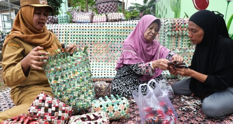 Warga Paseban Kreatif Olah Sampah Plastik Sachet Jadi Kerajinan Tangan Bernilai