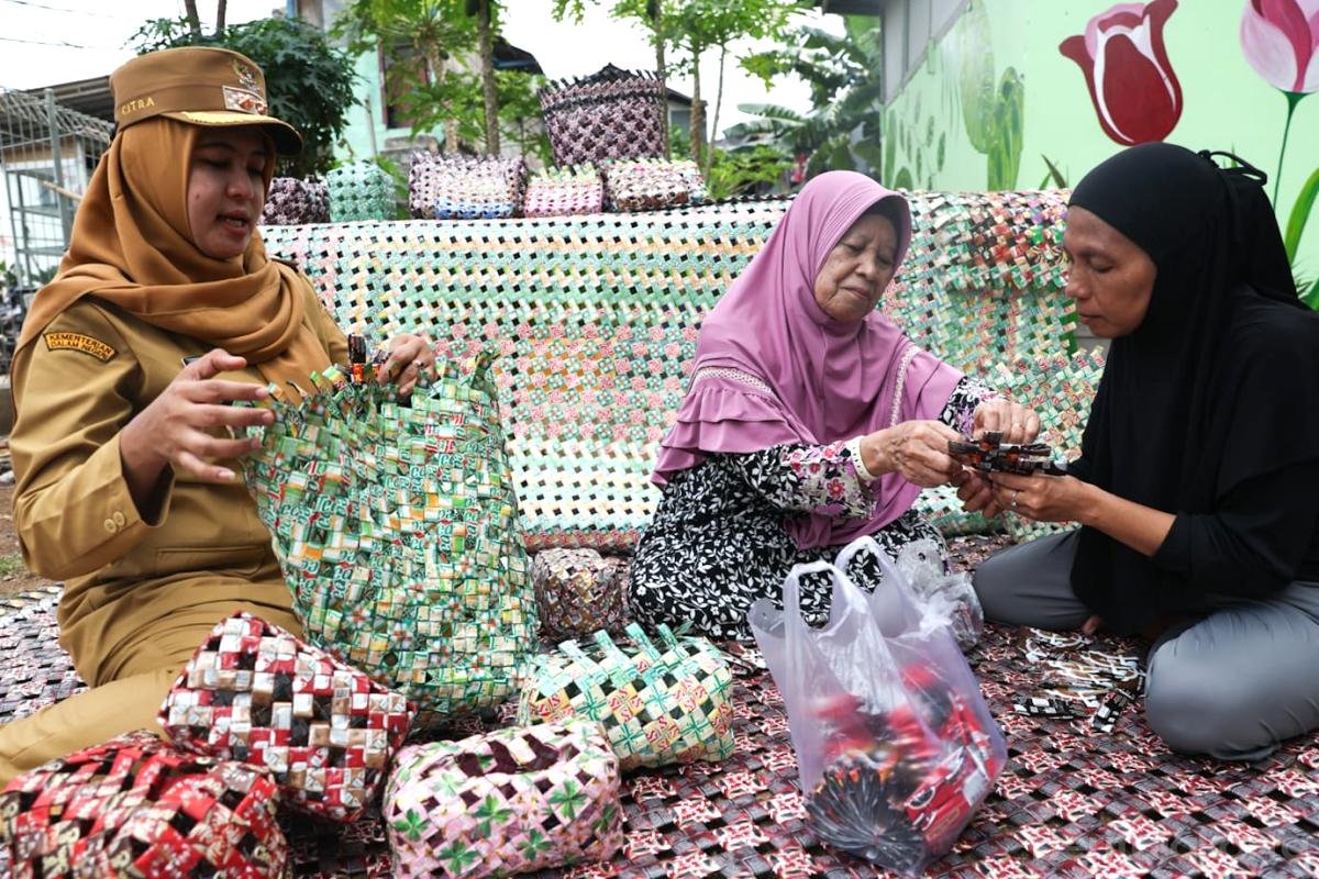Warga Paseban Kreatif Olah Sampah Plastik Sachet Jadi Kerajinan Tangan Bernilai