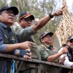 FOTO 11 Agustus_Peninjauan lokasi terdampak karhutla di Taman Nasional Bromo Tengger Semeru (TNBTS) oleh Kepala Badan Nasional Penanggulangan Bencana
