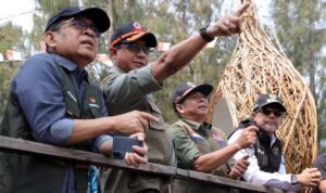 FOTO 11 Agustus_Peninjauan lokasi terdampak karhutla di Taman Nasional Bromo Tengger Semeru (TNBTS) oleh Kepala Badan Nasional Penanggulangan Bencana