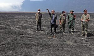 FOTO 11 Agustus_Peninjauan lokasi terdampak karhutla di Taman Nasional Bromo Tengger Semeru (TNBTS) oleh Kepala Badan Nasional Penanggulangan Bencana (BNPB) Letjen TNI Suharyanto