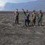FOTO 11 Agustus_Peninjauan lokasi terdampak karhutla di Taman Nasional Bromo Tengger Semeru (TNBTS) oleh Kepala Badan Nasional Penanggulangan Bencana (BNPB) Letjen TNI Suharyanto