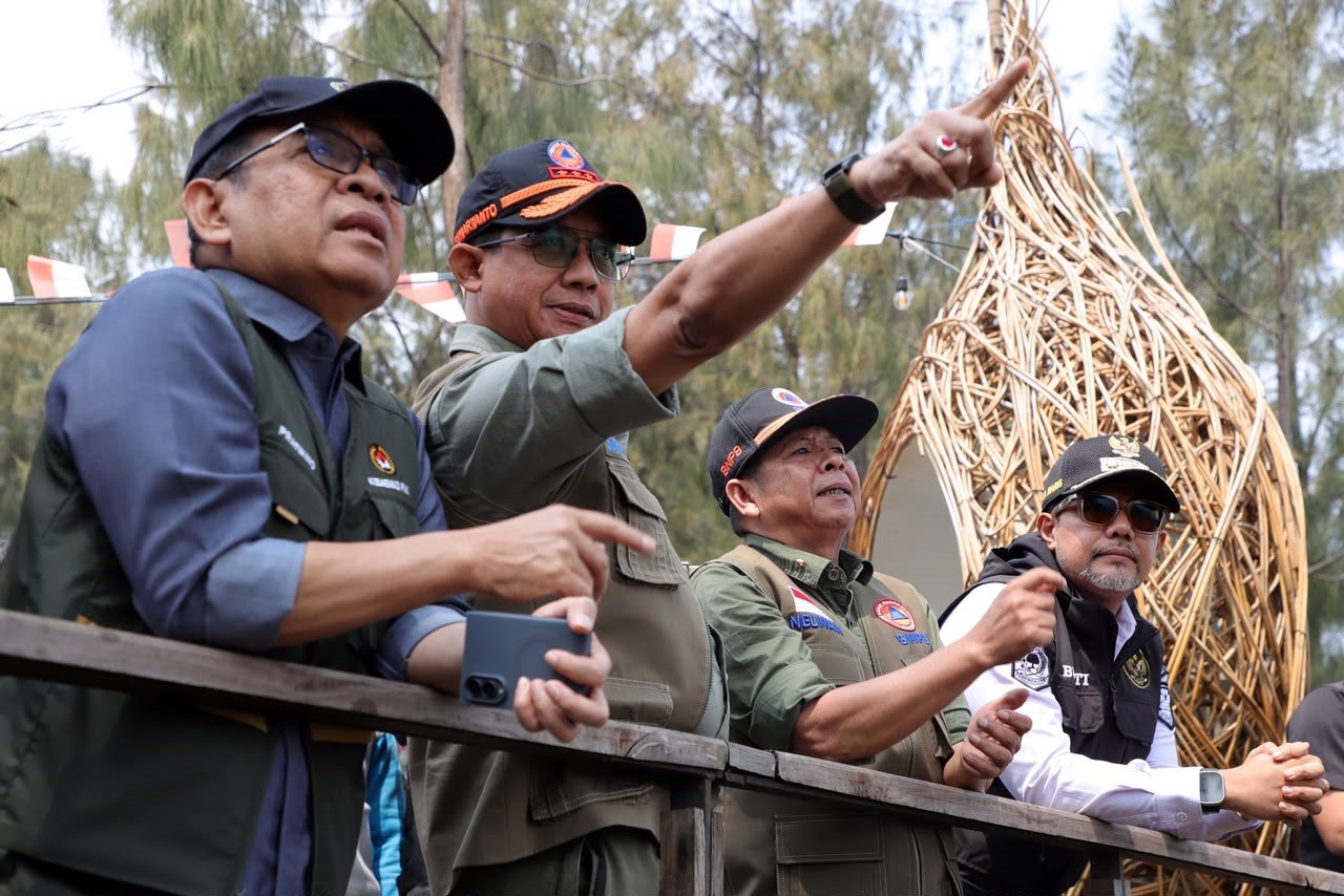 FOTO 11 Agustus_Peninjauan lokasi terdampak karhutla di Taman Nasional Bromo Tengger Semeru (TNBTS) oleh Kepala Badan Nasional Penanggulangan Bencana