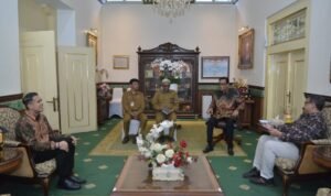 FOTO 11 Agustus_Pertemuan Deputi Bidang Sistem dan Strategi BNPB Raditya Jati dengan Gubernur Daerah Istimewa Yogyakarta Sri Sultan Hamengku Buwono X