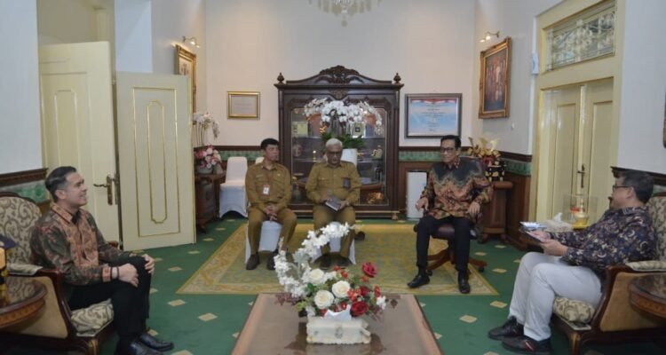 FOTO 11 Agustus_Pertemuan Deputi Bidang Sistem dan Strategi BNPB Raditya Jati dengan Gubernur Daerah Istimewa Yogyakarta Sri Sultan Hamengku Buwono X