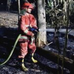 FOTO 11 Agustus_Upaya petugas gabungan memadamkan api di Dusun Waililan, Negeri Bula, Kecamatan Bula, Kabupaten Seram Bagian Timur, Prov Maluku