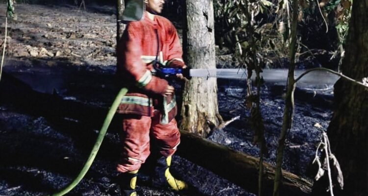 FOTO 11 Agustus_Upaya petugas gabungan memadamkan api di Dusun Waililan, Negeri Bula, Kecamatan Bula, Kabupaten Seram Bagian Timur, Prov Maluku