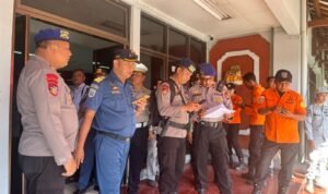 FOTO 12 Agustus_Penanganan kebakaran kapal penyeberangan KMP Putri Yasmin (YDGJ) 1