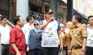 FOTO 12 Agustus_Peninjauan langsung pada proses pembenahan fasilitas di Pasar Baru, Jalan Juanda, Kota Bekasi. dok. bekasikota.go.id