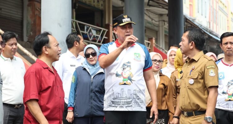 FOTO 12 Agustus_Peninjauan langsung pada proses pembenahan fasilitas di Pasar Baru, Jalan Juanda, Kota Bekasi. dok. bekasikota.go.id