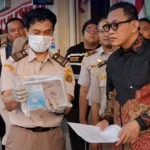 FOTO 13 Agustus_Kunjungan Kepala Badan Karantina Indonesia (Barantin) Abdul Kadir Karding di layanan karantina Kargo Bandara Internasional Juanda, Sidoarjo, Jawa Timur.