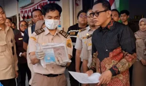 FOTO 13 Agustus_Kunjungan Kepala Badan Karantina Indonesia (Barantin) Abdul Kadir Karding di layanan karantina Kargo Bandara Internasional Juanda, Sidoarjo, Jawa Timur.
