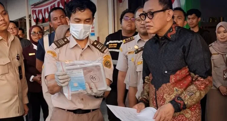 FOTO 13 Agustus_Kunjungan Kepala Badan Karantina Indonesia (Barantin) Abdul Kadir Karding di layanan karantina Kargo Bandara Internasional Juanda, Sidoarjo, Jawa Timur.
