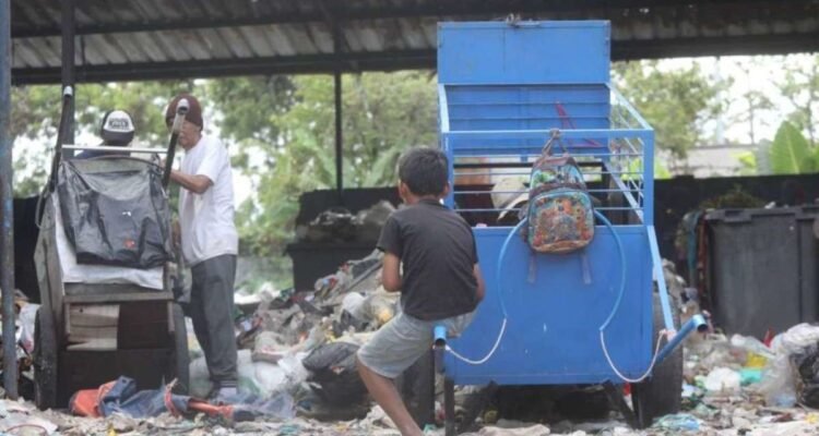 FOTO 13 Agustus_Pemulung mengumpulkan sampah Kota Bandung. dok. jabarprov.go.id