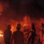 FOTO 13 Agustus_Petugas Disdamkarmat Kabupaten Bandung memadamkan kebakaran lahan di Gunung Paseban, Kabupaten Bandung, Jawa Barat. pemkabbandung
