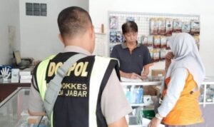 FOTO 13 Agustus_Tim POM Garut melakukan sidak toko obat dan makanan di Kabupaten Garut. dok. diskominfokabupatengarut INI