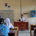 FOTO 13 Agustus_Wakil Gubernur Sumatra Barat Vasco Ruseimy saat mengunjungi sekolah di wilayah Provinsi Sumatra Barat. dok. humasumbar