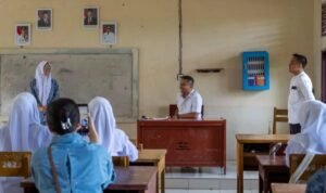 FOTO 13 Agustus_Wakil Gubernur Sumatra Barat Vasco Ruseimy saat mengunjungi sekolah di wilayah Provinsi Sumatra Barat. dok. humasumbar