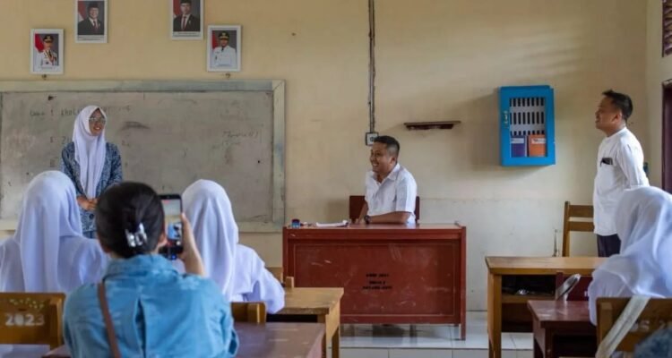 FOTO 13 Agustus_Wakil Gubernur Sumatra Barat Vasco Ruseimy saat mengunjungi sekolah di wilayah Provinsi Sumatra Barat. dok. humasumbar