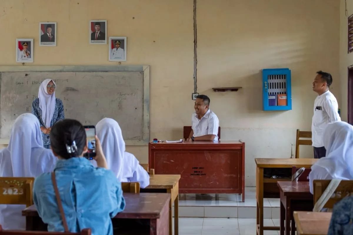 FOTO 13 Agustus_Wakil Gubernur Sumatra Barat Vasco Ruseimy saat mengunjungi sekolah di wilayah Provinsi Sumatra Barat. dok. humasumbar