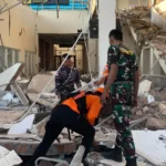 FOTO 15 Agustus_Anggota Tim SAR Gabungan mengevakuasi korban terdampak gempa bumi Magnitudo 7,7 di Maumere, Nusa Tenggara Timur. dok. basarnas