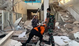 FOTO 15 Agustus_Anggota Tim SAR Gabungan mengevakuasi korban terdampak gempa bumi Magnitudo 7,7 di Maumere, Nusa Tenggara Timur. dok. basarnas