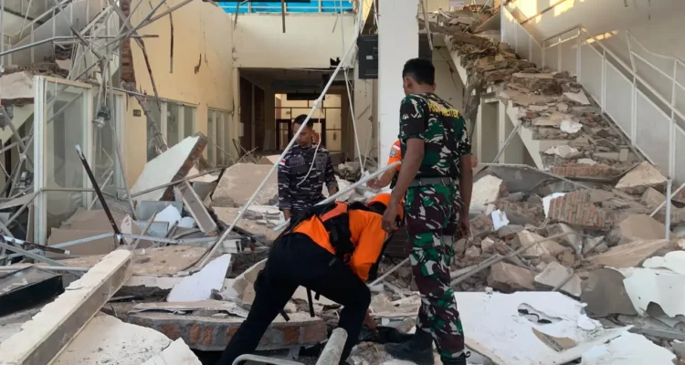 FOTO 15 Agustus_Anggota Tim SAR Gabungan mengevakuasi korban terdampak gempa bumi Magnitudo 7,7 di Maumere, Nusa Tenggara Timur. dok. basarnas