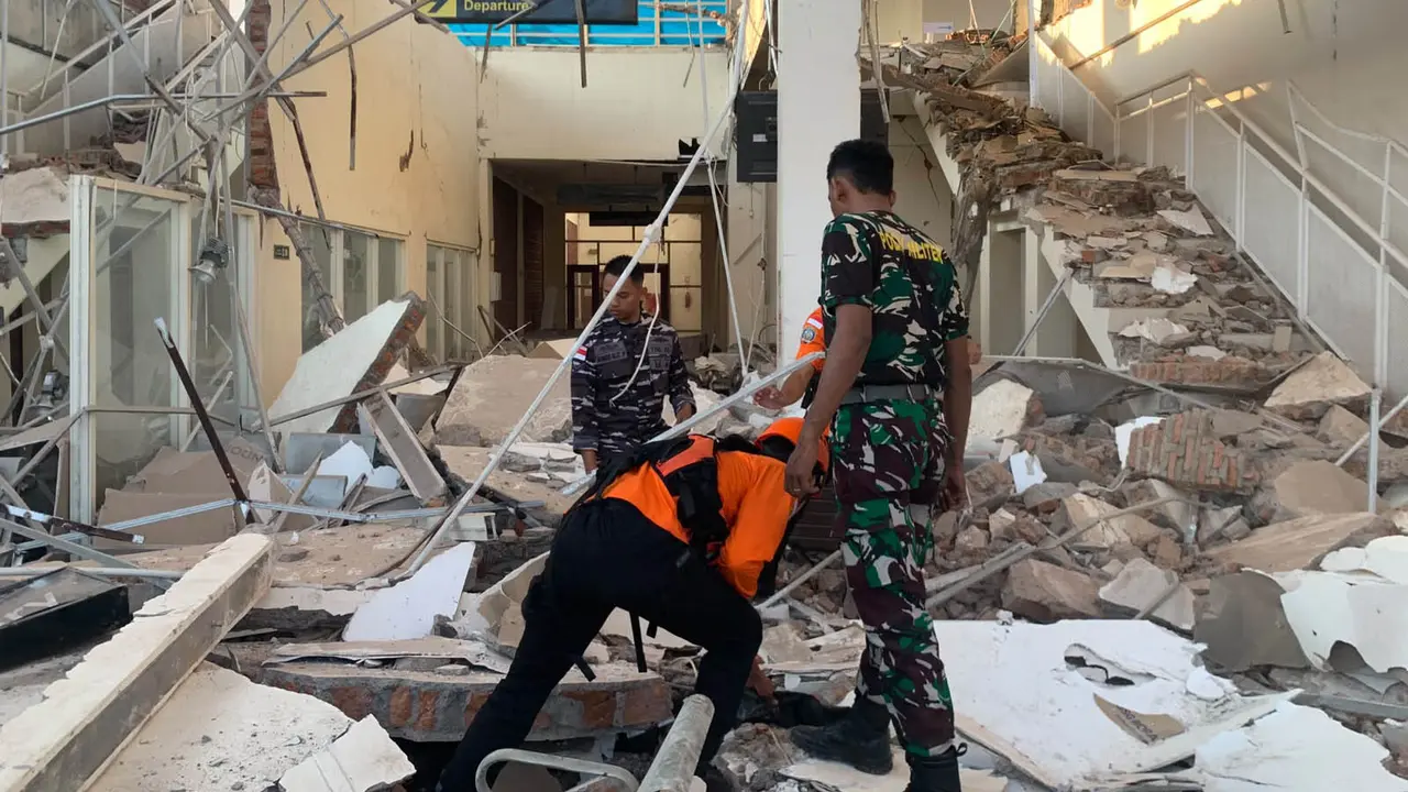 FOTO 15 Agustus_Anggota Tim SAR Gabungan mengevakuasi korban terdampak gempa bumi Magnitudo 7,7 di Maumere, Nusa Tenggara Timur. dok. basarnas