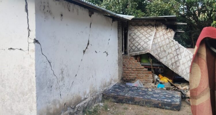 FOTO 15 Agustus_Kerusakan bangunan rumah warga yang terdampak gempabumi Magnitudo 7,7 di Kabupaten Ende, Nusa Tenggara Timur. bpbdkab 1