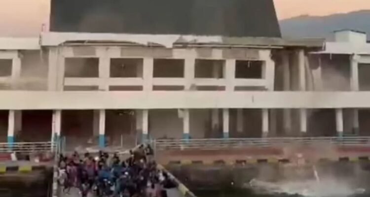 FOTO 15 Agustus_Suasana di pelabuhan Lorens Say Maumere, Sikka NTT saat terjadi gempa berkekuatan M7.7, Sabtu 15 Agustus 2026. dok. tangkapan layar INI