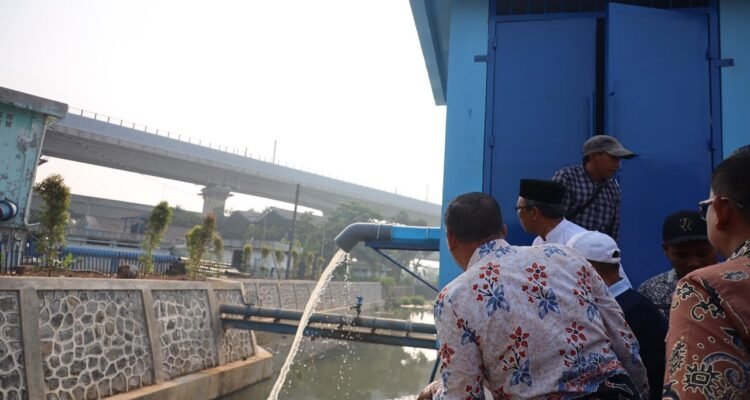 FOTO 15 Agustus_turap Daerah Aliran Sungai (DAS) Rawalumbu yang berada di kawasan Perumahan Bumi Bekasi Baru, Kelurahan Sepanjang Jaya, Kecamatan Rawalumbu