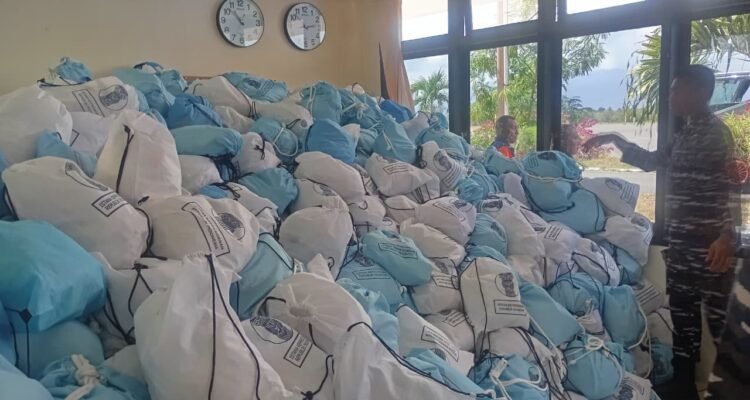 FOTO 16 Agustus_Bantuan logistik berupa paket sembako dari Presiden Prabowo Subianto tiba di Maumere, Kabupaten Sikka, Nusa Tenggara Timur. dok bnpb