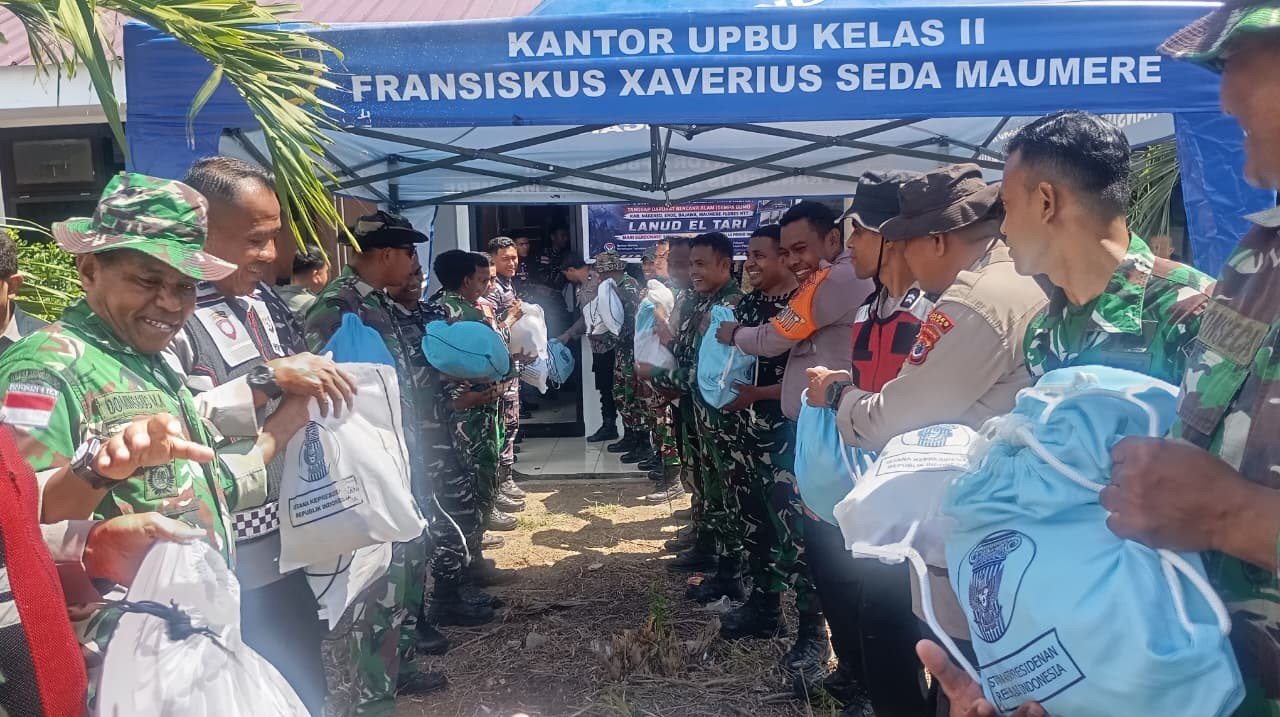FOTO 16 Agustus_Bantuan logistik berupa paket sembako dari Presiden Prabowo Subianto tiba di Maumere, Kabupaten Sikka, Nusa Tenggara Timur. dok. bnpb